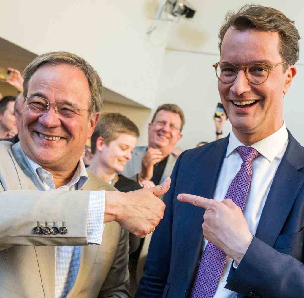Ex-Ministerpräsident und CDU-Kanzlerkandidat Armin Laschet mit seinem Nachfolger Hendrik Wüst im Düsseldorfer Landtag