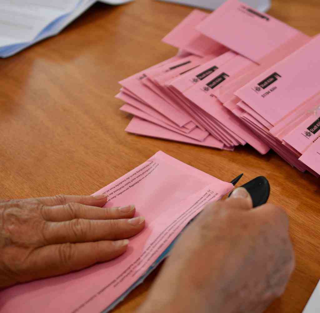 In Köln werden seit 15 Uhr die Stimmabgaben per Briefwahl ausgezählt