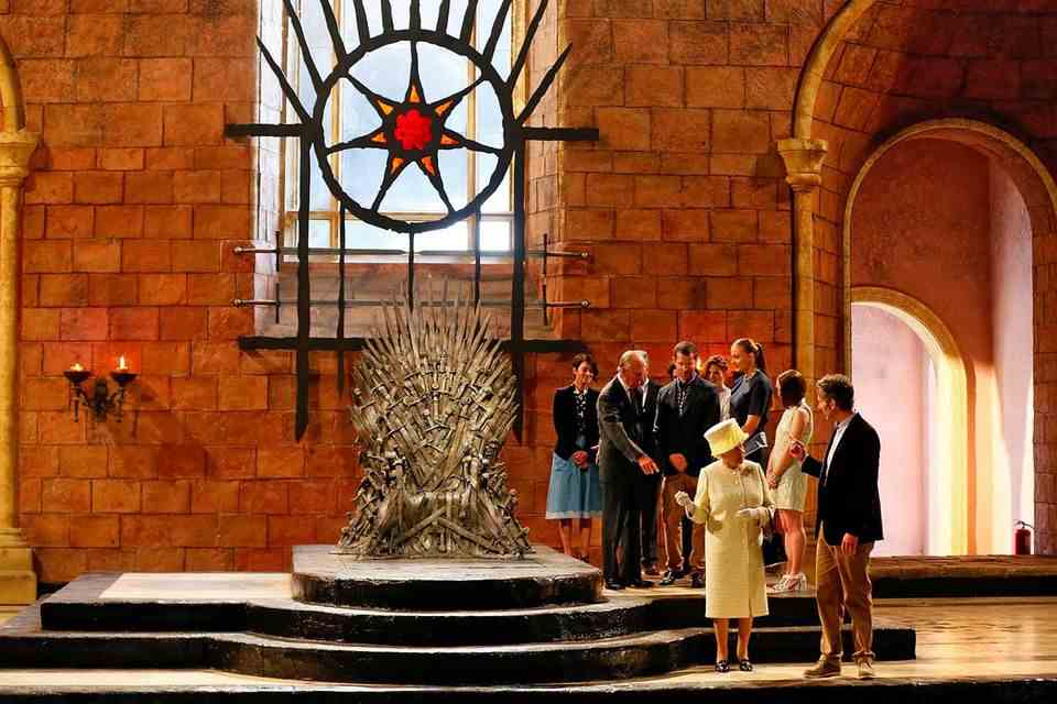 Windsor is coming: During her state visit in 2014, Queen Elizabeth II visited the filming of the fifth season of the HBO series in Belfast "game of Thrones".  Also present: her husband Prince Philip.  While Philip chatted with the cast, the Queen of England debated with a staff member. "game of Thrones" is currently one of the most successful series in the world.  It is a film adaptation of the fantasy saga "The Song of Ice and Fire" by the American author George RR Martin.