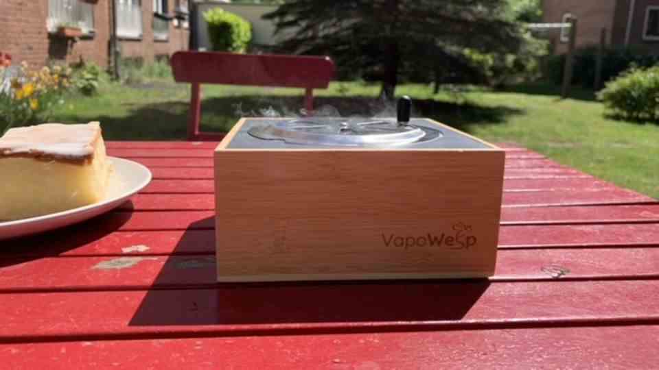 VapoWesp from DHDL: smoke comes through the closed lid.