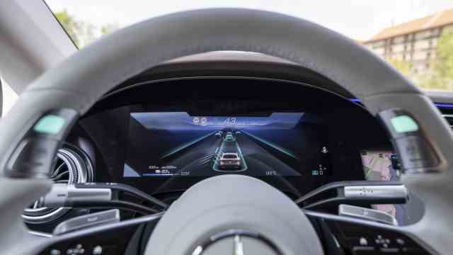 Autonomous driving at Mercedes: With the "Eyes" a machine: The cockpit displays a vehicle ahead.