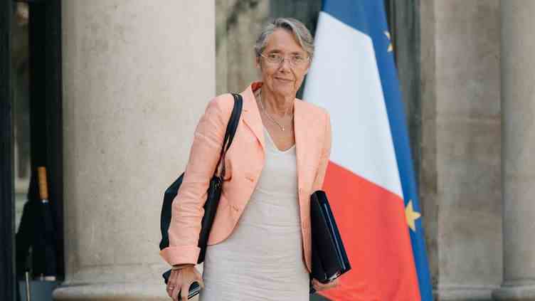 Elisabeth Borne, alors ministre de la Transition écologique et solidaire, quitte l'Elysée, à Paris, le 24 juillet 2019. (BENOIT DURAND / HANS LUCAS / AFP)