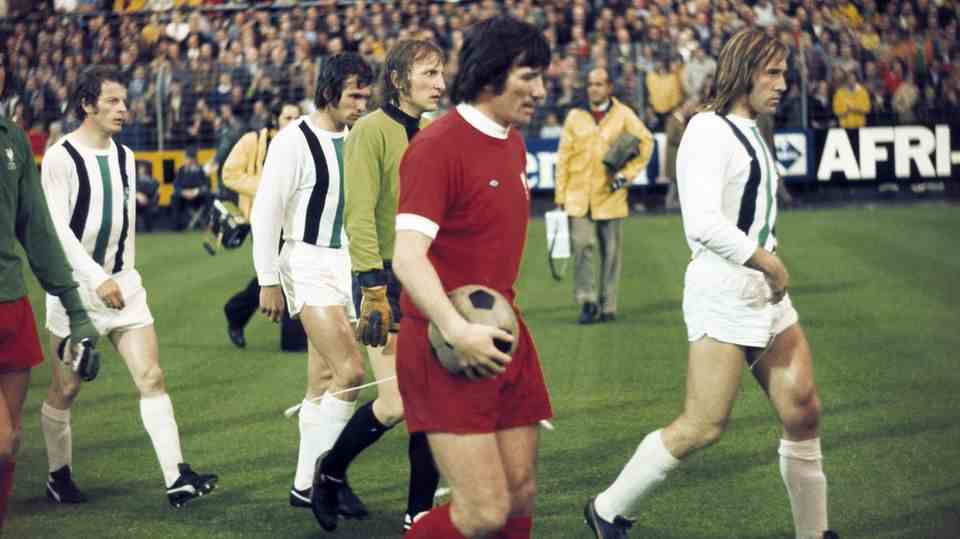 1972/73: The winner is still determined in the first and second leg.  Borussia Mönchengladbach fails after a 0: 3 at Liverpool in the end.  In the second edition, Günter Netzer (right) leads the team onto the pitch with a grim expression and Jupp Heynckes (2nd from left) raises hopes with an early brace, but they don't manage more than 2-0.