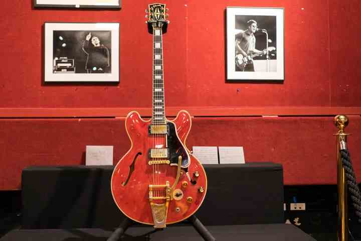 La guitare Gibson ES-355 de Noel Gallagher, présentée le 17 mai à l'Hôtel Drouot, à Paris, pour sa vente aux enchères (BRUNO LEVESQUE / MAXPPP)