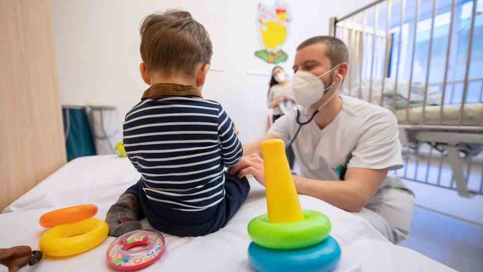 A doctor examines a child in a clinic in Stuttgart.
