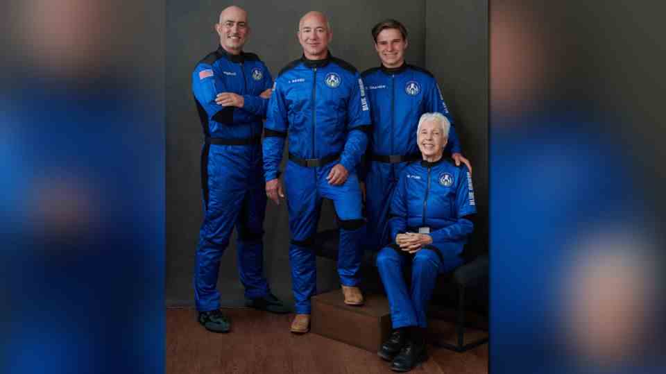 With this crew (from left) Jeff Bezos (2nd from left) will be heading into space on July 20: his brother Mark Bezos, 18-year-old Oliver Daemen from the Netherlands and Wally Funk, 82-year-old aviation pioneer from Texas.