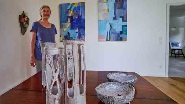 Exhibition in the northern district: Trio in Parsdorf: The large paintings are by Ulrike Pfeiffer, along with fragile ceramic vessels by Claudia Sach and foam works by Christine Rath.