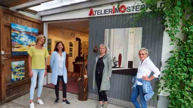 Exhibition in the northern district: Nobody should be afraid to step over their threshold: Conni Propstmeier, Rosemarie Hingerl, Conny Boy and Inge Schmidt from Atelier Osterfeld in Poing.