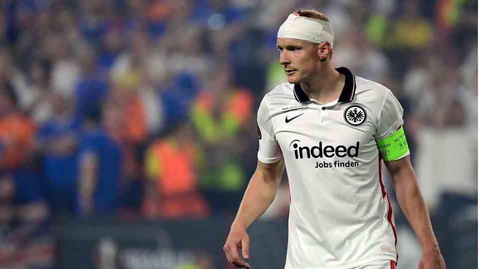 Sebastian Rode with a chic turban in Seville