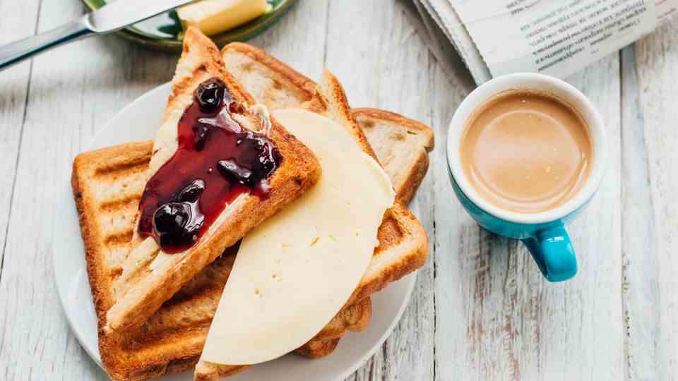 Causes of fatigue: Breakfast with toast and jam