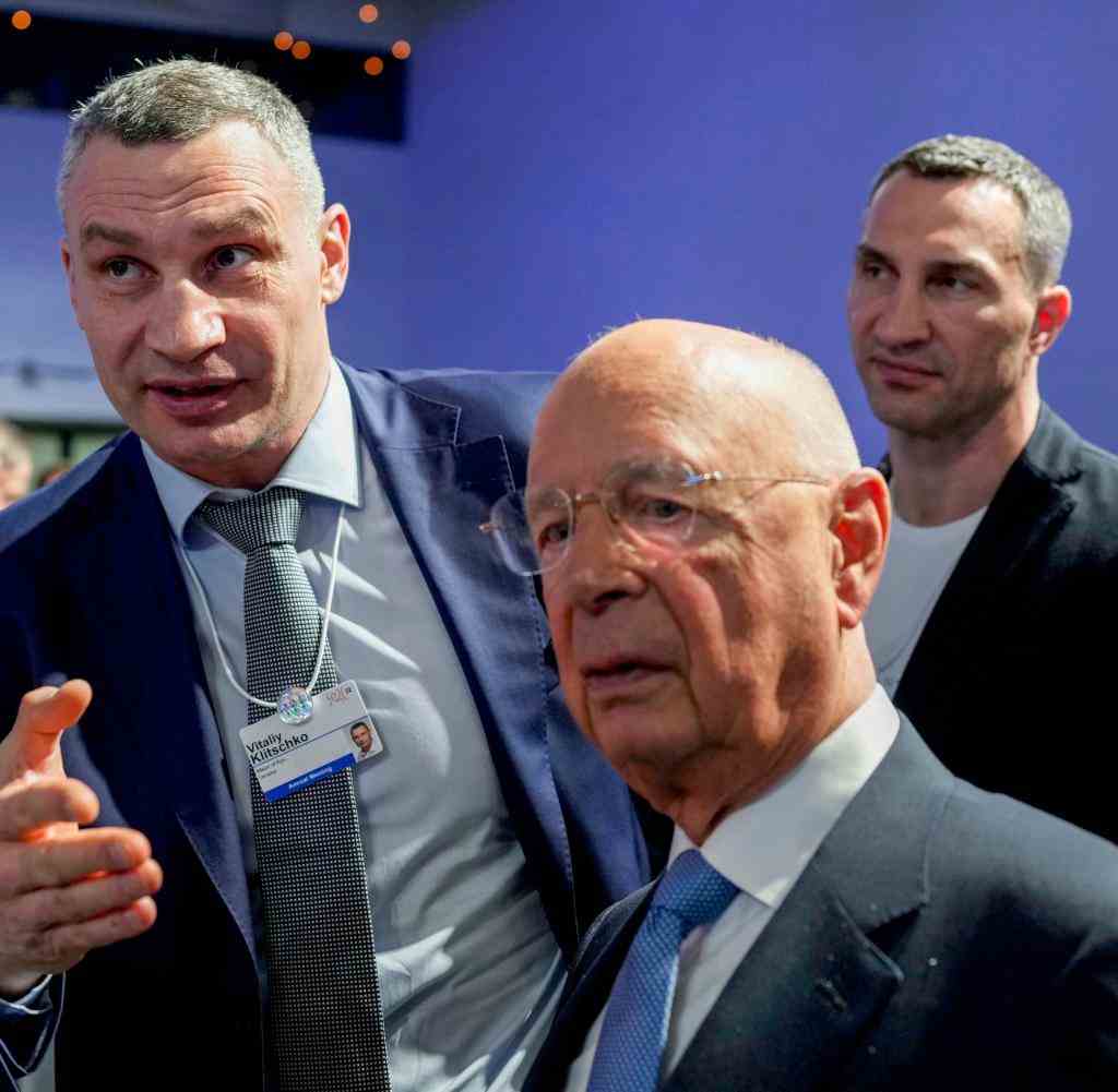 Der Kiewer Bürgermeister Vitali Klitschko, links, und sein Bruder Wladimir sprechen mit Forumsgründer Klaus Schwab während des Weltwirtschaftsforums in Davos