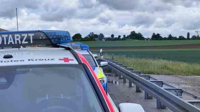 On the B2 near Puchheim: Emergency doctor, ambulances and volunteers from the BRK rush to the scene of the accident on the B2 near Puchheim around ten o'clock on Wednesday.