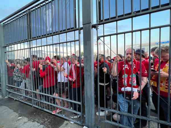 Des supporters de Liverpool à l'extérieur du Stade de France