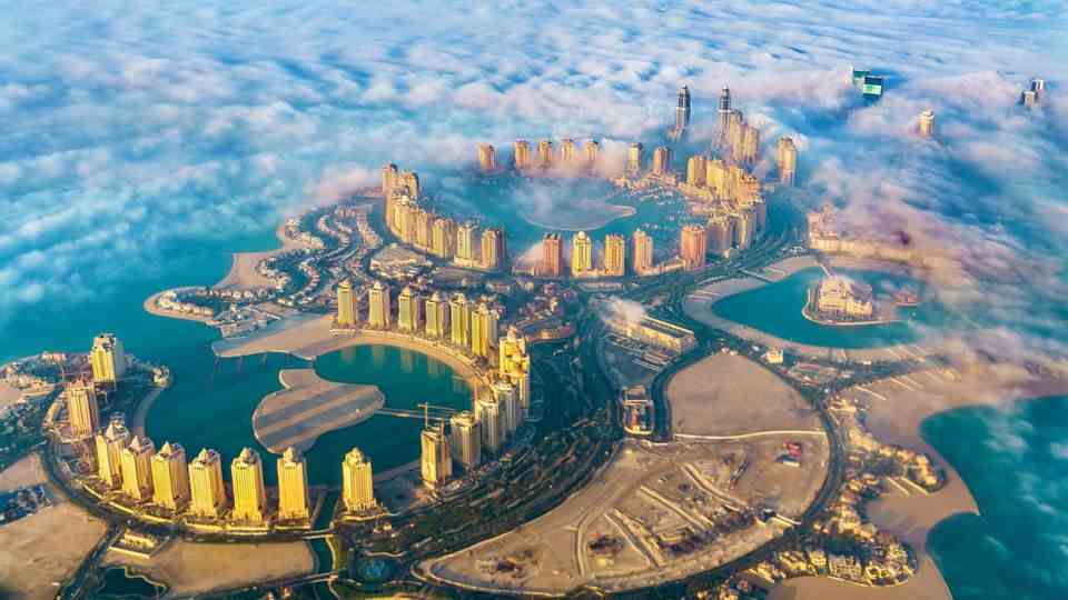 Qatar - "The Pearl" in the morning fog: The most exclusive quarter of the Qatari capital Doha is situated on heaped up land in the sea