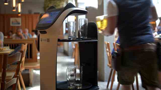 Gastronomy in Munich: In the Donisl, a robot brings back the empty glasses.  That brings at least a little relief.
