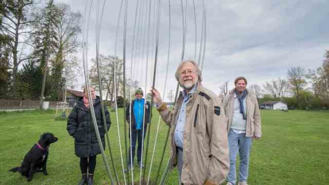 Wörthsee Sculpture Trail: The "spindle" by the object artist Max Mirlach (front) had only recently been set up.