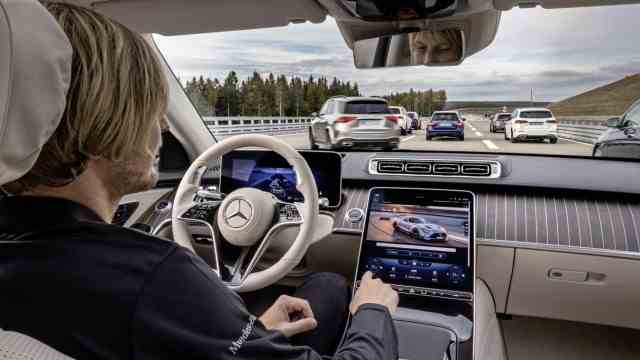 Autonomous driving at Mercedes: Hands off the wheel and eyes off the road: In highly automated mode, the driver can focus on certain secondary activities.