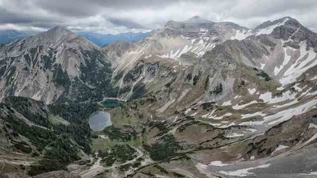 History: The Soiernkessel viewed from the Schöttelkarspitze.  On the left you can see the former bridle path of King Ludwig II to the summit of the Schöttelkarspitze.