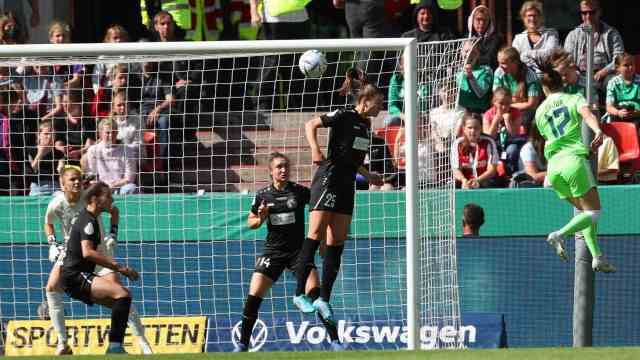DFB Cup final: And the bell rang: Ewa Pajor (right) scored with a header after just eleven minutes to make it 1-0 for Wolfsburg.