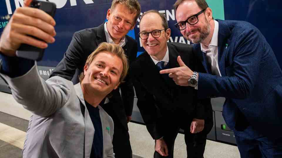 Back then, closeness was still allowed: Nico Rosberg at the presentation of his Greentech Festival in January.  It has now been postponed to September 18-20.  Also present are Deutsche Bahn boss Richard Lutz, the British ambassador Sir Sebastian Wood and Marco Voigt, co-founder of the Greentech Festival (from left).