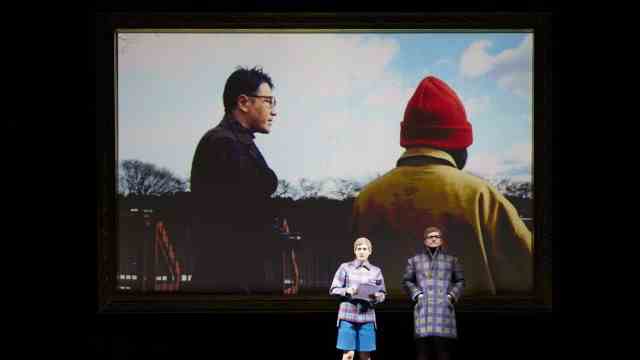 Theater: Loud deputy of the author Nis-Momme Stockmann: In Japan he is represented by Ishii Yuichi (left on the screen), Julia Bartolome and Moritz Grove play him on stage.
