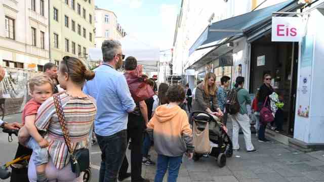 Ice cream season in Munich: As soon as the weather is nice and warm, long lines form in front of the ice cream parlors.