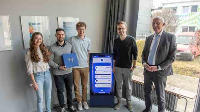 University: THI President Prof. Dr.  Walter Schober (right) honored the students (from left) Charlotte Wierling, Lennart Söncksen, Julius Steck and Felix Wiegand for developing the app.