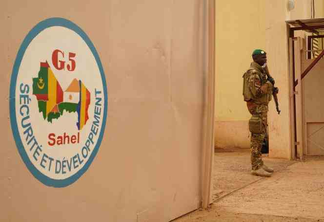 A Malian soldier at the entrance to a G5 Sahel building in Sévaré (Mali), May 30, 2018.
