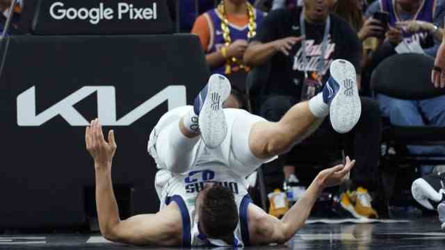 Basketball in the NBA playoffs: The moment it went quiet in Phoenix: Kleber crashes his back on the floor after a dunk.