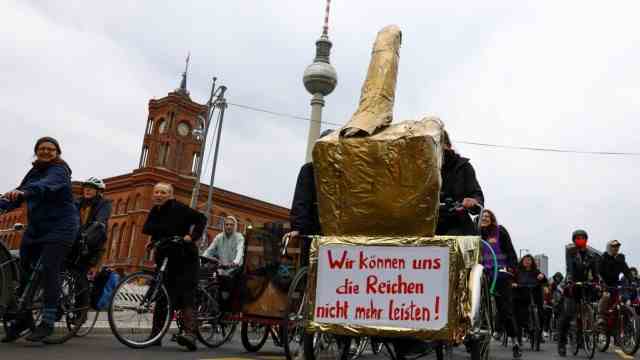 Labor Day: The bicycle demonstration in front of the Red City Hall in Berlin.