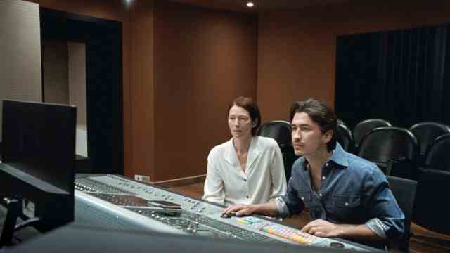 "memory" in the cinema: Can the mysterious noise in her head be reconstructed on the mixer?  Tilda Swinton and Juan Pablo Urrego in "memory".