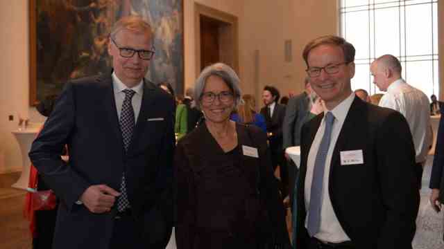 Charity gala for hospice association "To be there": Günther Jauch with the managing director of "To be there"Katharina Rizzi and CEO Markus Müller.