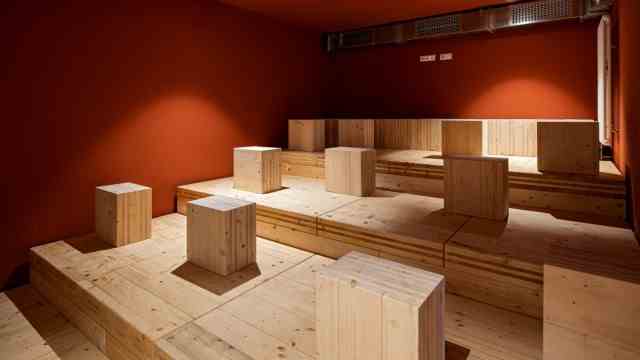 Trees instead of concrete: The offcuts from the construction of a wooden house in Prinz-Eugen-Park have become solid wood stools, which are now in a small cinema room.