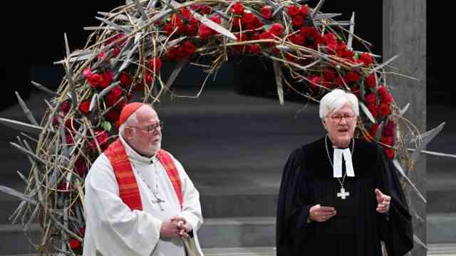 Passion Play in Oberammergau: The Archbishop of Munich Reinhard Cardinal Marx (l) and State Bishop Heinrich Bedford-Strohm lead the ecumenical service before the premiere.