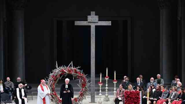 Oberammergau Passion Play: The Archbishop of Munich, Reinhard Cardinal Marx (front left), and the Evangelical Bishop Heinrich Bedford-Strohm led the ecumenical service before the premiere of the 42nd Passion Play on the stage in the Passion Theater.