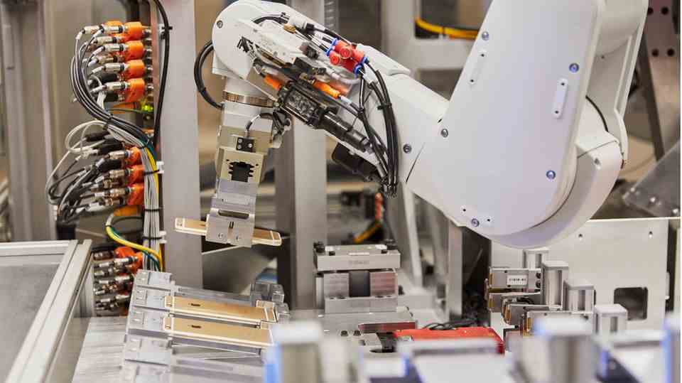 Apple's recycling robot Daisy disassembles iPhones into their individual parts in several steps