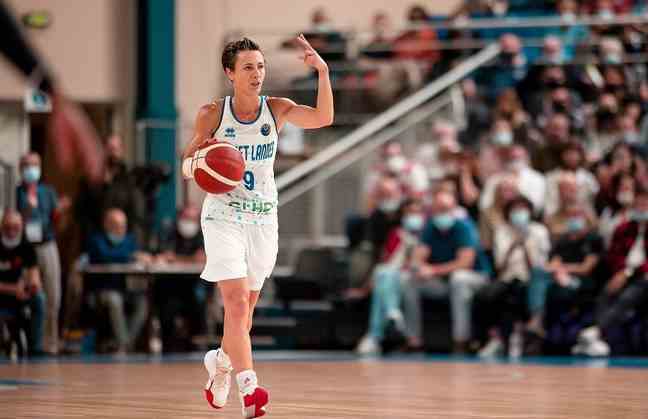 Céline Dumerc, the playmaker of Basket Landes.