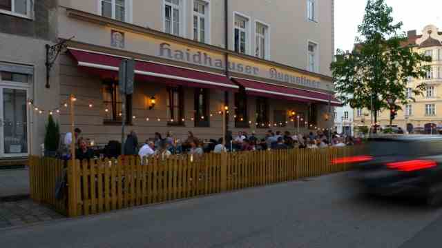 Gastronomy: In a sudden attack of decisiveness, the Munich city council decided to clear parking spaces in front of bars and parts of sidewalks for tables and chairs - like here on Pariser Strasse in Haidhausen.