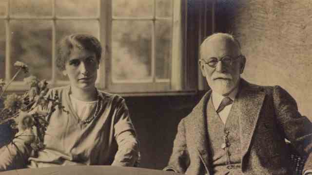 "Sigmund Freud" in the cinema: "My father always said that biographers were liars...": Anna and Sigmund Freud in 1929.