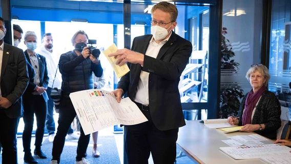 Daniel Günther (CDU), Prime Minister of Schleswig-Holstein and his party's top candidate, casting his vote in the Eckernförde polling station.  © dpa-Bildfunk Photo: Christian Charisius