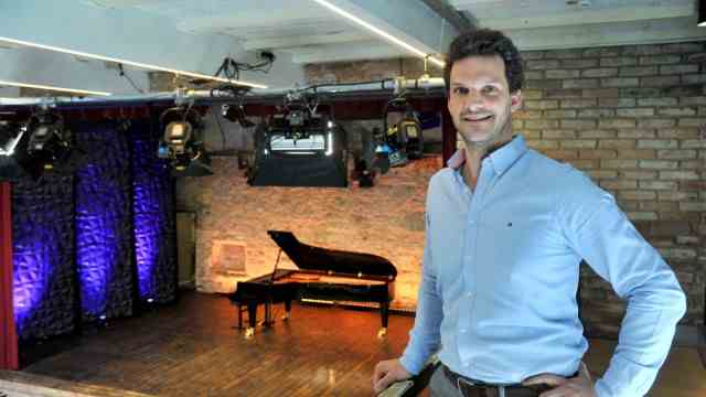 Culture in all its facets: With his own grand piano: Daniel Betz, founder of the Ground Lift Studios, in his theater hall.