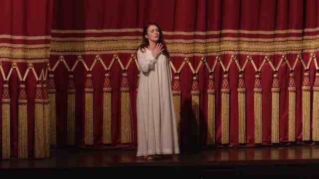 Interview: Ermonela Jaho after a performance by "La Traviata" in front of the curtain in the National Theater (Bavarian State Opera).  The film "Fuoco Sacro" also shows her death aria.