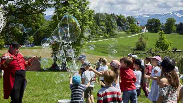 From May 27th to 29th, 2019, at the last Tollhub Festival before the compulsory Corona break, the soap bubble artist Dacapo was a guest at Gut Hub in Penzberg.