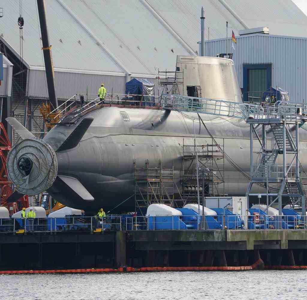 Ein im Bau befindliches U-Boot liegt in der Werft von ThyssenKrupp Marine Systems in Kiel