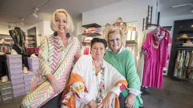 Retail: Ulrike Soré has already found a successor for her shop, her long-time employees Carmen Hautmann (left) and Karin Bernhard (right) will be taken on.