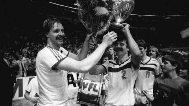 Handball: Back in the 1980s lifting trophies was normal for Erhard Wunderlich (left) and Heiner Brand.