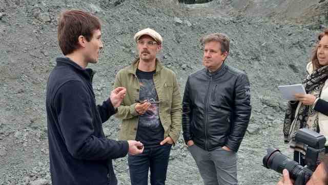 New regional thriller: Volker Klüpfel and Michael Kobr in conversation with excavation manager Thomas Lechner (left).