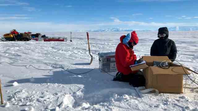 Climate: Chloe Gustafson and mountaineer Meghan Seifert install a magnetotelluric device on the glacier.