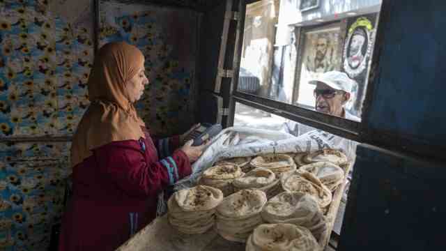 Hunger crisis: Bread seller in Cairo: The country imports 80 percent of its wheat from Russia and Ukraine.