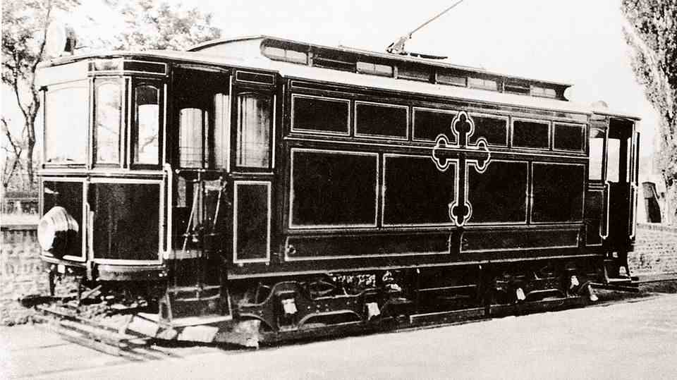 The Spanish flu claimed millions of lives worldwide.  In order to be able to transport the numerous corpses, the Prague transport company temporarily used a funeral tram in the years 1918/1919: the "Black Maria" (For more photos, please click on the arrow on the right edge of the picture)